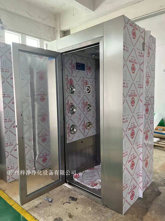 風淋室是一種局部潔凈的設備，可以有效并迅速的去除人體表面附著的一切塵土及雜物