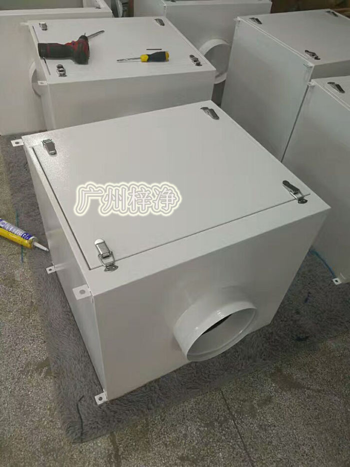 增壓新風(fēng)柜根據(jù)所需風(fēng)量的風(fēng)壓不同，在電機功率適用范圍內(nèi)調(diào)整風(fēng)機轉(zhuǎn)速，達(dá)到所需效果；