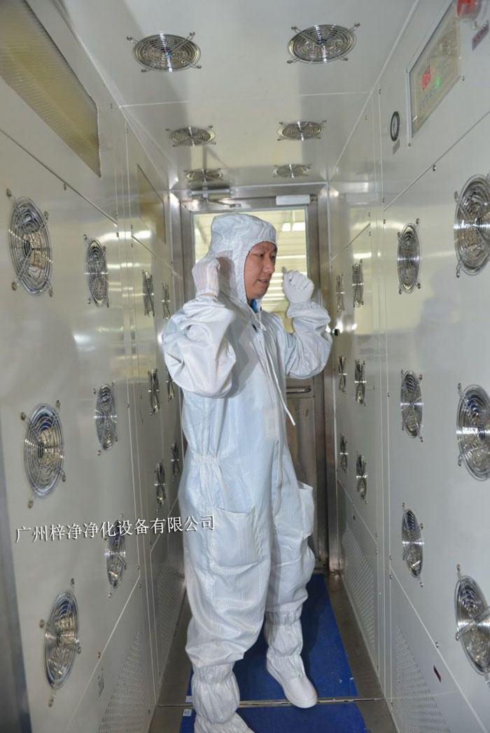 風淋室不僅可以為工作人員提供清潔的空氣環(huán)境,還可以對物料進行凈化處理。 風淋室不僅可以為工作人員提供清潔的空氣環(huán)境,還可以對物料進行凈化處理。