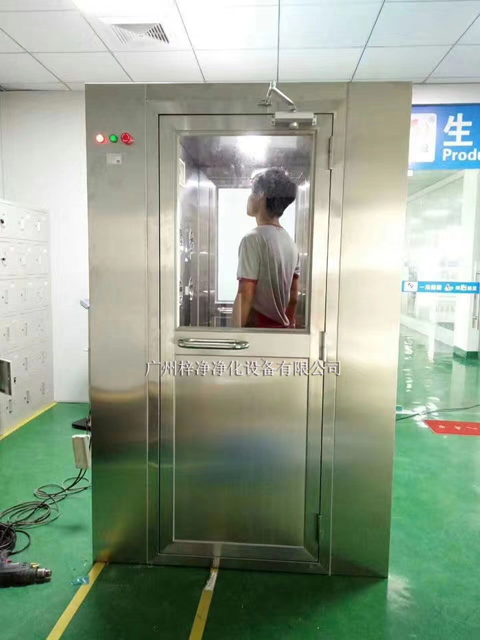 風淋室主要是人員或物品的表面除塵，常用于潔凈室的入口處。
