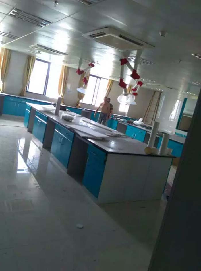 實驗臺應安裝在穩固的支撐結構上，確保實驗臺在使用過程中的穩定性。