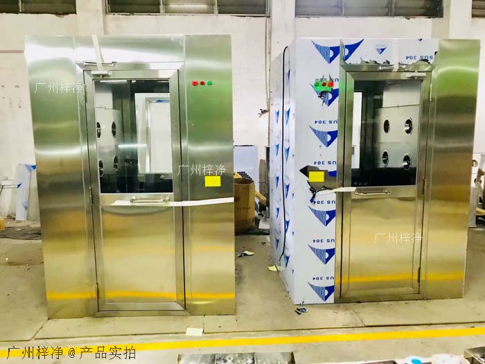 風淋室安裝地面應平整、堅實，無油污、水漬等。