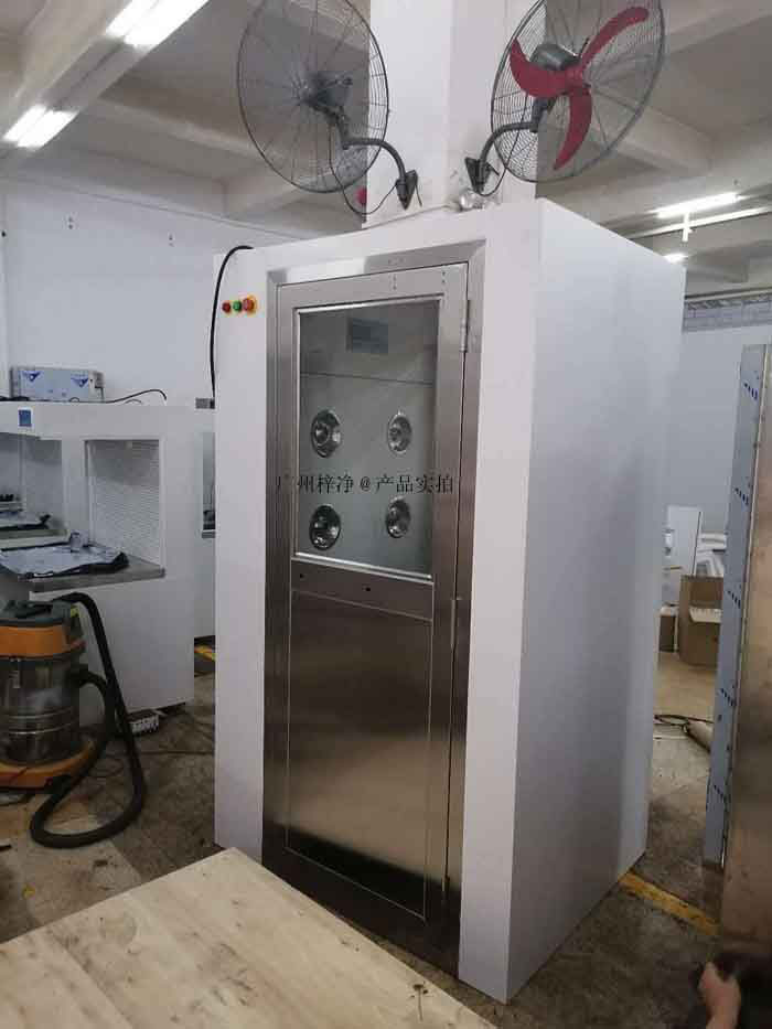 風淋室通過高速氣流的沖擊，使進入潔凈室的人員快速通過一個密封的空間