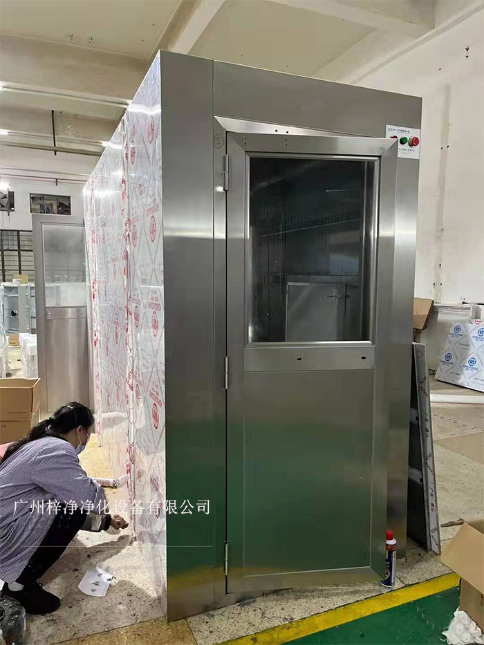 首先對風淋室進行清理 首先對風淋室進行清理