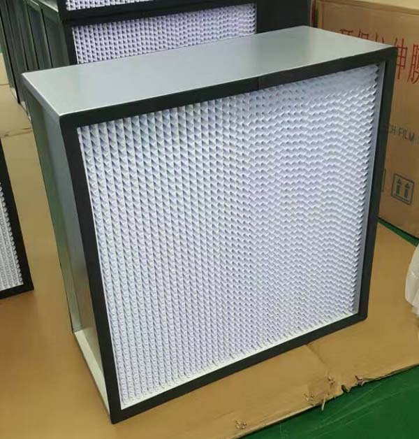 HEPA高效過濾器能夠過濾掉0.3微米以上的微粒,對于大多數(shù)潔凈室的要求已經(jīng)足夠。 HEPA高效過濾器能夠過濾掉0.3微米以上的微粒,對于大多數(shù)潔凈室的要求已經(jīng)足夠。