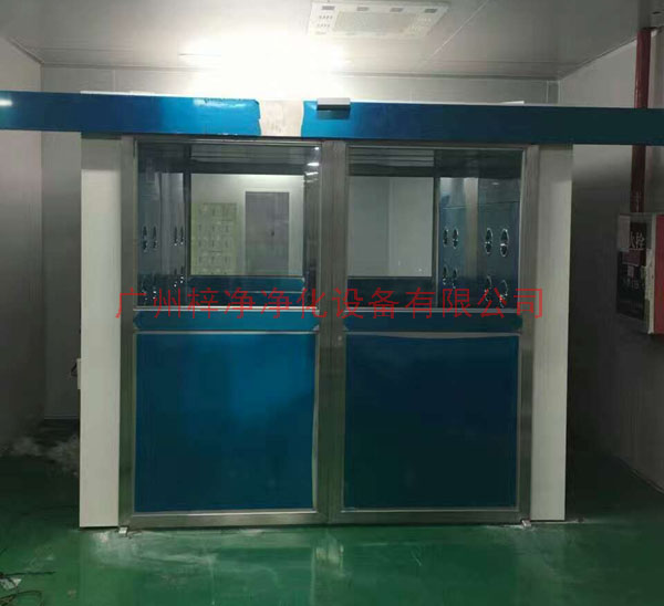 自動門風(fēng)淋室感應(yīng)探測器探測到有人進入時，將脈沖信號傳給主控器