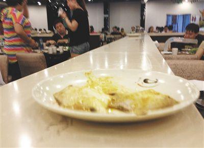 客人剩下的魚，被擺在一旁的石臺(tái)上，它們隨后被送往后廚，繞一圈后再次出現(xiàn)在餐臺(tái)。
